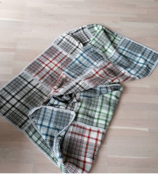 Lækker retro plaid I 100 procent uld. Syet sammen af store firkanter. Ca 175x135 |vejl.pris kr. 225. #unikkelopper - Image 2
