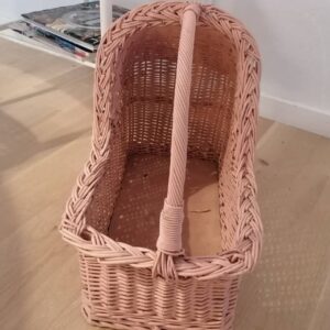 Smuk rosafarvet kurv med hank. Måler Ca 47l. og 42h. |vejl.pris kr. 225 #unikkelopper