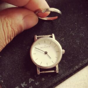 Smukt Skagen dameur og tilhørende Skagen fingerring Ca str 54. Sælges samlet vejl.pris kr. 175 #unikkelopper