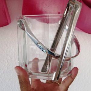 Smuk ottekantet isterningspand i glas med metalhåndtag og tang. I perfekt stand vejl.pris kr. 125 #unikkelopper