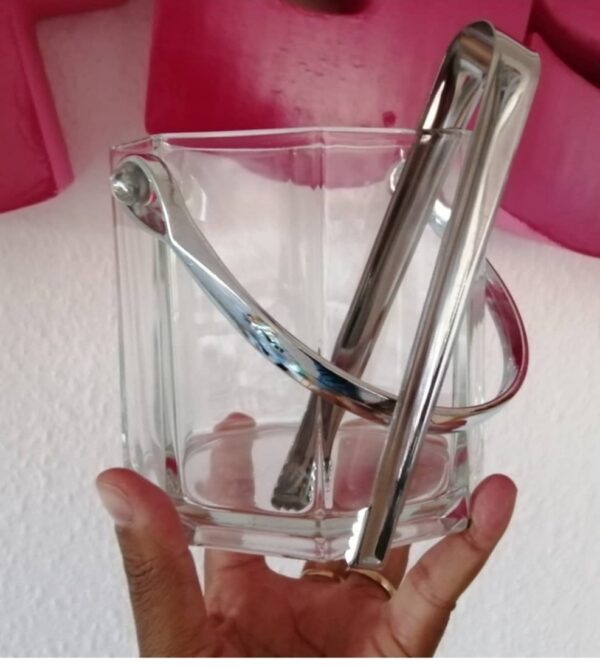 Smuk ottekantet isterningspand i glas med metalhåndtag og tang. I perfekt stand vejl.pris kr. 125 #unikkelopper