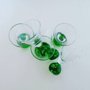 Seks meget smukke shotsglas. Det ene har et lille skår, derfor følger to glas med gratis, hvis man køber alle kr. 25/stk eller alle seks for vejl.pris kr. 100 #unikkelopper