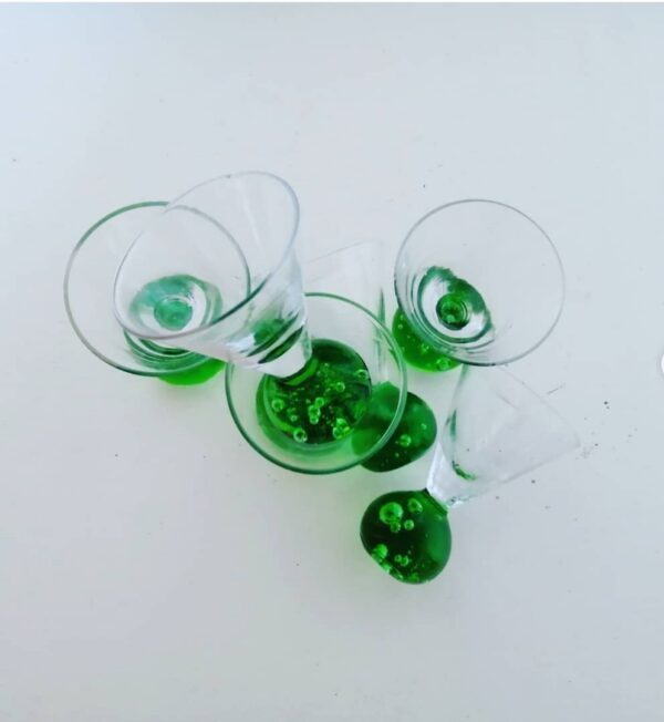 Seks meget smukke shotsglas. Det ene har et lille skår, derfor følger to glas med gratis, hvis man køber alle kr. 25/stk eller alle seks for vejl.pris kr. 100 #unikkelopper