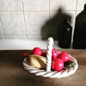 Lille kurv med frugter i porcelæn. Lavet i Italien vejl.pris kr. 50 #unikkelopper