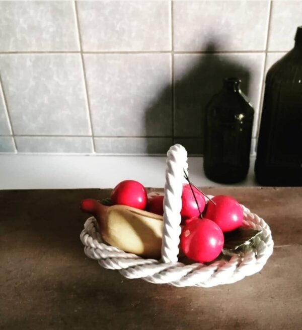 Lille kurv med frugter i porcelæn. Lavet i Italien vejl.pris kr. 50 #unikkelopper