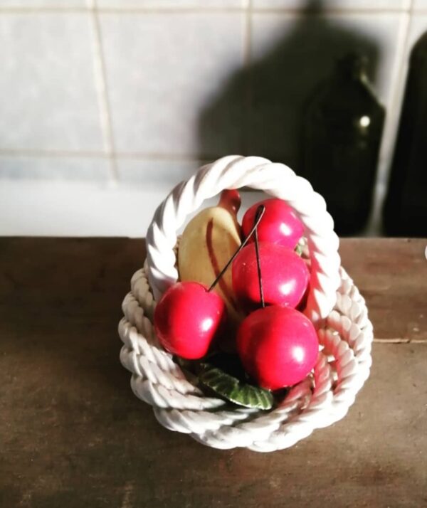Lille kurv med frugter i porcelæn. Lavet i Italien vejl.pris kr. 50 #unikkelopper - Image 2