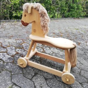 Meget lækker håndlavet hest på hjul fra den franske trævarebutik Boissellerie du Hérisson. Hesten har uld-manke og -hale og læderører. Fremstår i meget flot stand uden slid eller brugsspor vejl.pris Kr. 445 #unikkelopper
