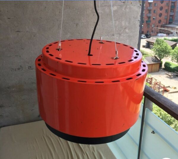 Cool industrilampe. Den konverteret til normal hus lampe. Den er klar til brug og med ophængning. Giver et dejlig blødt lys over et spisebord. Fast pris. Mål: diam 46 /H 30. 450 kr